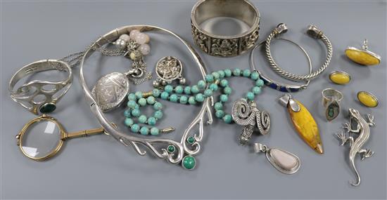 A small group of assorted jewellery including Victorian silver locket, Mexican 925 sterling and malachite necklace, amber etc.